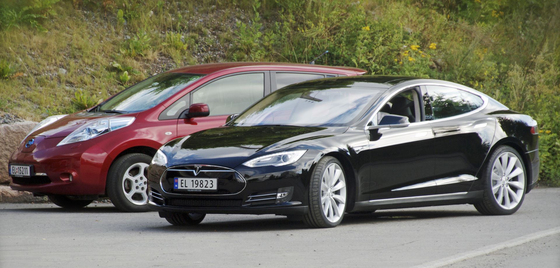 Norsk Elbilforening - This file was derived from Nissan Leaf and Tesla Model S in Norway.jpg: Tesla Model S (front) and Nissan Leaf (back) in Norway
